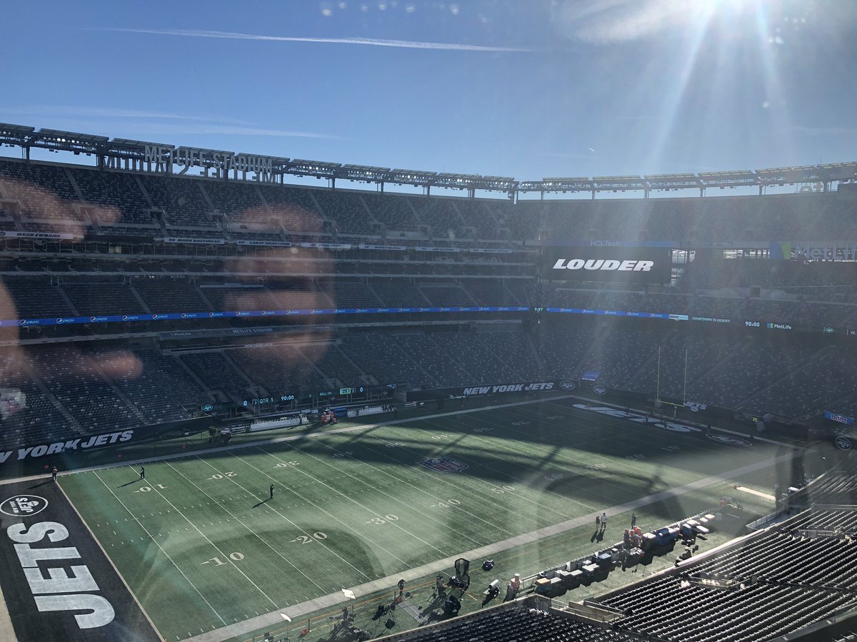 RichCimini's tweet photo. Patriots at Jets at 1 — and it means something. A very sunny day #windowglare #NEvsNYJ https://t.co/wlYQcmRNWI