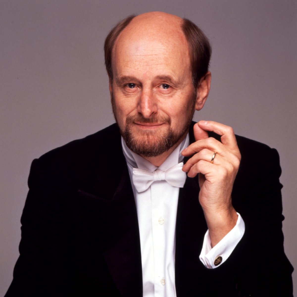 In the 1980s, Sir Roger Norrington and his period-instrument orchestra The London Classical Players recorded Beethoven's symphonies with a historically informed approach. The recordings went on to receive critical acclaim 🌟 Discover his Erato recordings: w.lnk.to/rneTW