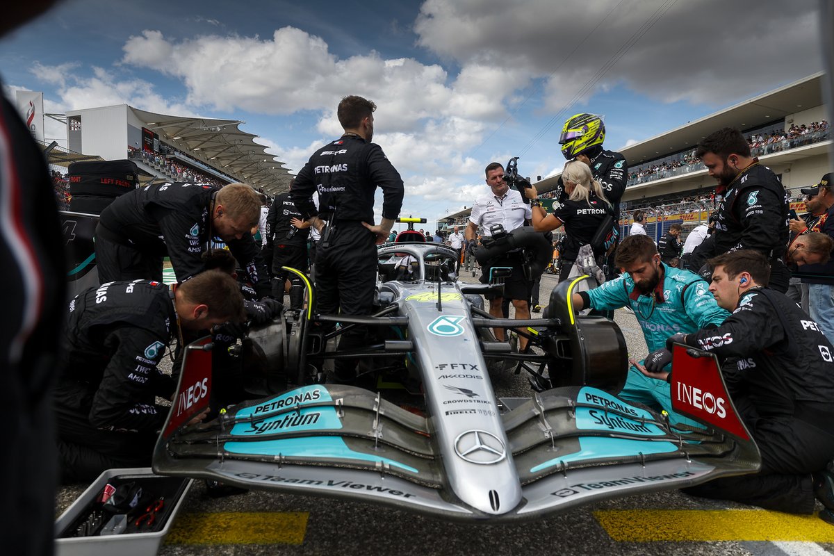 TIBCO's tweet photo. Hola Mexico! And buena suerte @MercedesAMGF1!

What can you expect at today’s #MexicoGP? 

71 laps
4.304 km circuit length
305.354 km distance
Lap Record: 1:17.774 Valtteri Bottas (2021)

And a cacophony of colors and incredible Mexican hospitality! 🇲🇽 🪅

#TIBCOfast #F1 🖤 https://t.co/58RH8U8Z2F