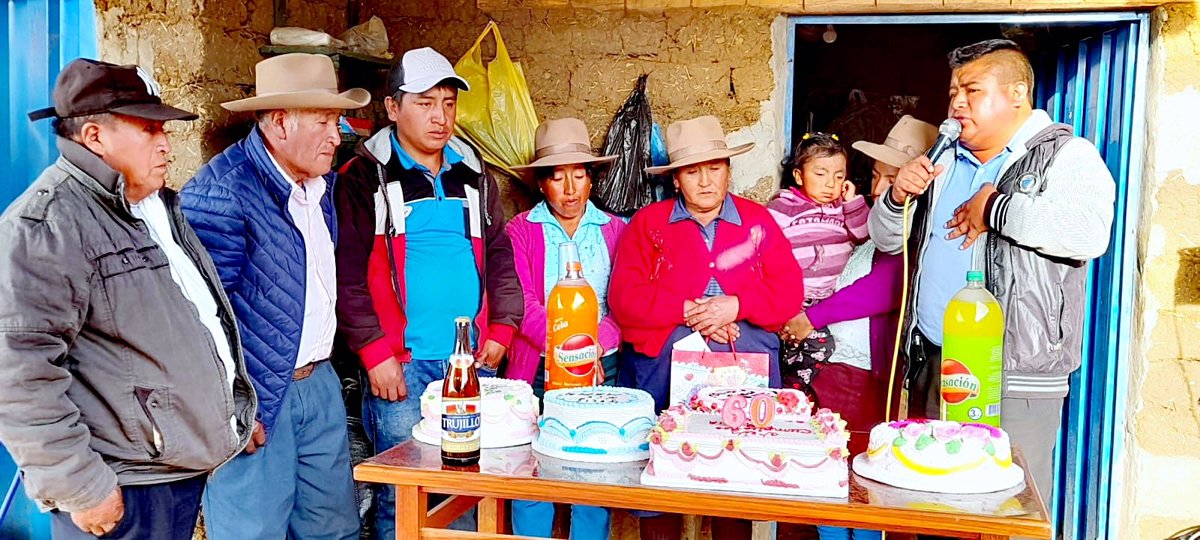 PRODUCCIONESGR4's tweet photo. Fecha importante para mí adorada madre. Fotito junto a mis tíos y hermanos. https://t.co/3xwQk0qvET