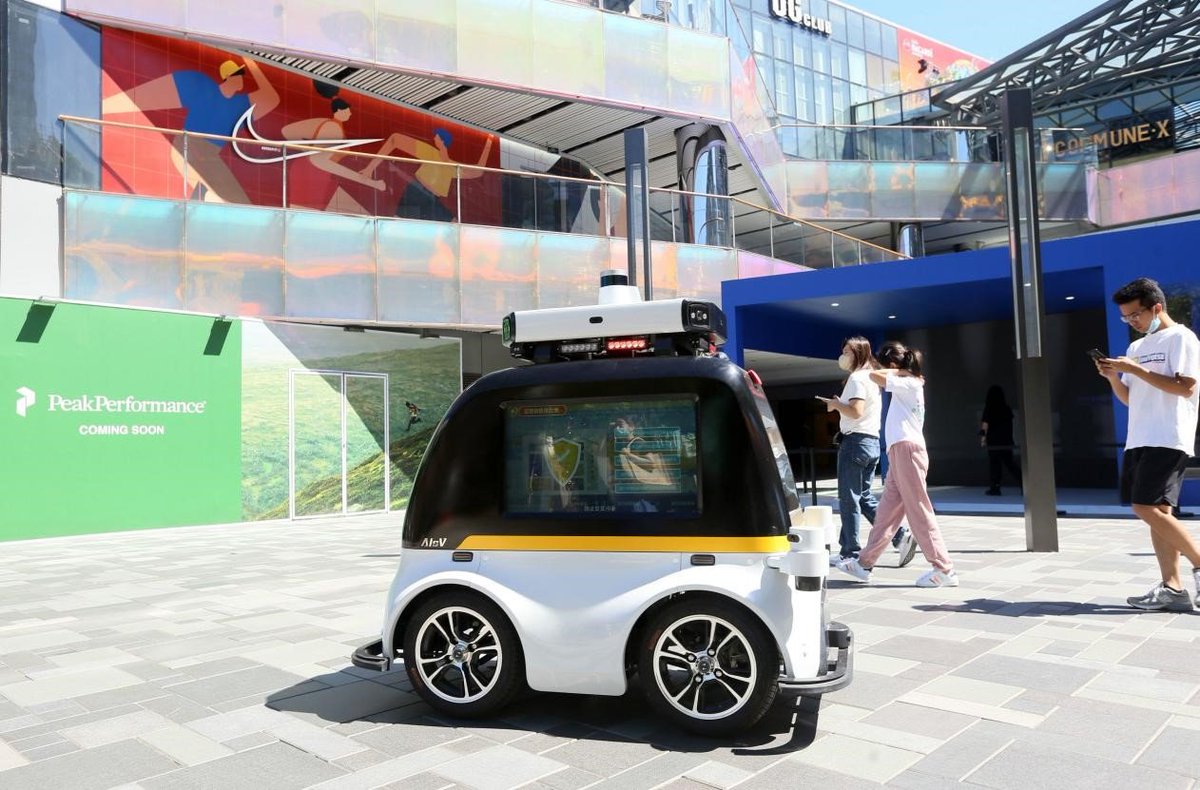 CGChinaInZurich's tweet photo. The integration of #informatization and #industrialization is driving the prosperous development of intelligent technologies. Nowadays, more and more service robots have become a part of people's daily lives. The average annual growth of the Chinese robotics industry reached 22%. https://t.co/bC362XNN1I