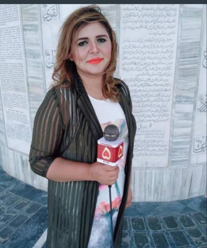 FaisalKhokhar76's tweet photo. ہم صدف کنول، ارشد شریف سمیت ہر صحافی کی قربانی کو یاد رکھیں گے۔
اناللہ واناالیہ راجعون
#حقیقی_آزادی_لانگ_مارچ https://t.co/zKOT6lqON8