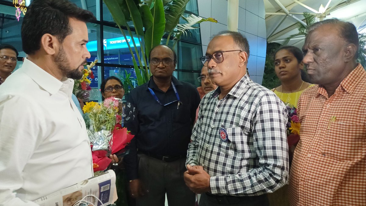 MaharashtraNSS's tweet photo. Extended a warm welcome to Hon'ble Minister for Youth Affairs and Sports @ianuragthakur at Mumbai Airport. Also discussed a few minutes about NSS activities @Anurag_Office @_NSSIndia @YASMinistry @pankajsinghips @PIBMumbai @mygovindia @dcarthigueane https://t.co/1Il5HAfR16