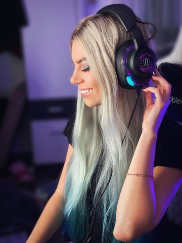 Which colour RGB are you rocking on your JBL Quantum ONE headset?  📸: @AlisaChristina_ #JBLQuantumAlliance 