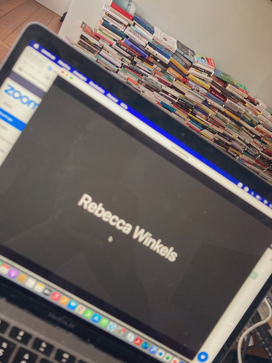 Rewinkels's tweet photo. Blick hinter die glamourösen Kulissen der Online-Lehre: Blockseminar beim @WMKstudium zu Digitalen Medien. Die Student*innen arbeiten wie wild an #Wisskomm-Kampagnen, während das Lehrpersonal auf schwarze Bildschirme starrt…und natürlich gespannt auf die Ideen wartet. https://t.co/firTDnJKCy
