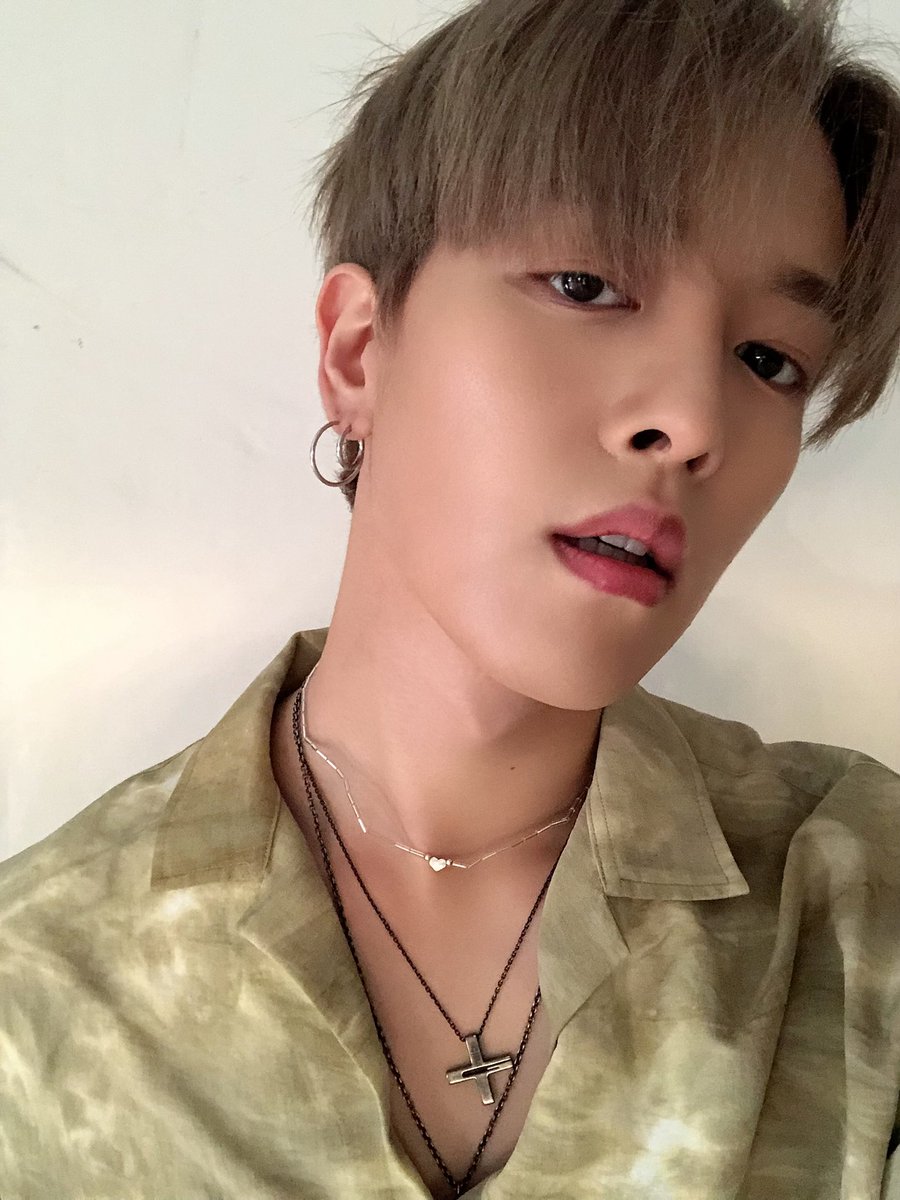 PLS9RV_'s tweet photo. 어젯부터 옛날 영상들 다 찾아보고 편집까지 했는데 다 했고 올렸는데 보고싶다
나중에 돌아왔으면 좋겠다 
좋아하는 음악도 계속 했으면 좋겠어 
레이븐아 같이 힘내고 화이팅하자
지금도 계속 응원하고 앞으로도 계속 응원할게
잘자고

🌹🔥

#RAVN #레이븐 #김영조 #영조 #RV #レイブン #ヨンジョ https://t.co/J6kOaZxsLw