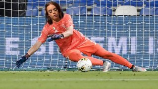 Impresionante parada de Allison Parker, un remate que parecía peligroso Allison despeja la pelota al corner