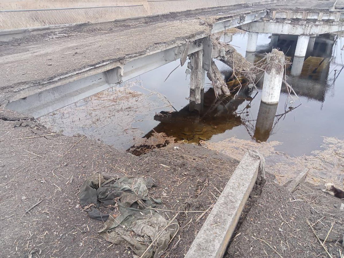 Оккупанты взрывают мосты, потому что ВСУ близко, — председатель Луганской ОВА Так Гайдай отреагировал на то, что рашисты взорвали мост через реку Красная вблизи поселка Краснореченское в Луганской области.