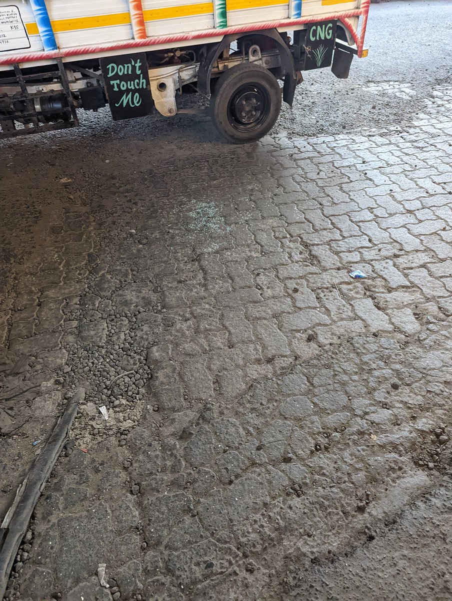 Miss_M_Modi's tweet photo. @mybmcWardS A big rock fell on my car under Gandhinagar bridge! Damaged the back side of car! Please help! https://t.co/O3tEIJ5cYZ
