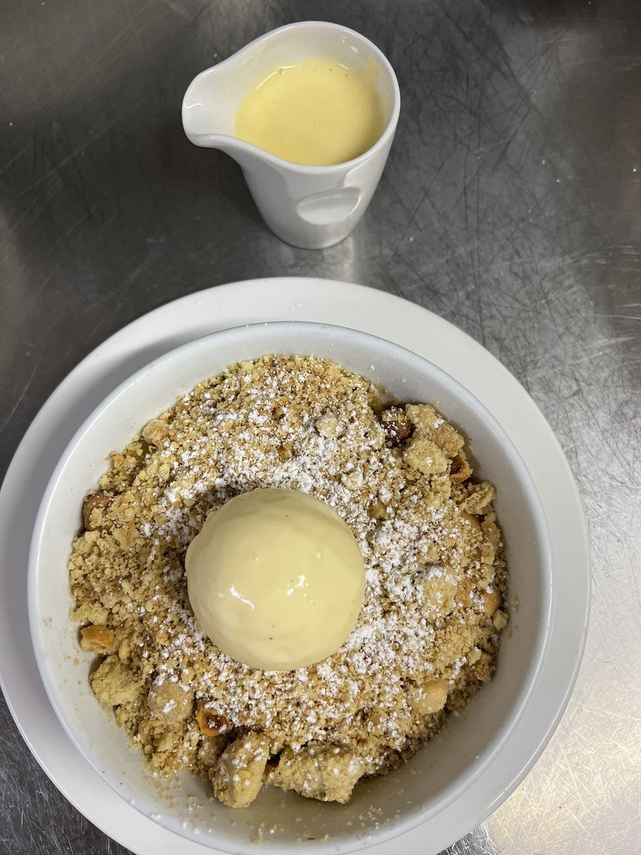 mcardle_23's tweet photo. It’s a Sunday thing - Dutch apple crumble from our orchard #seasons https://t.co/KjNxL8rv12