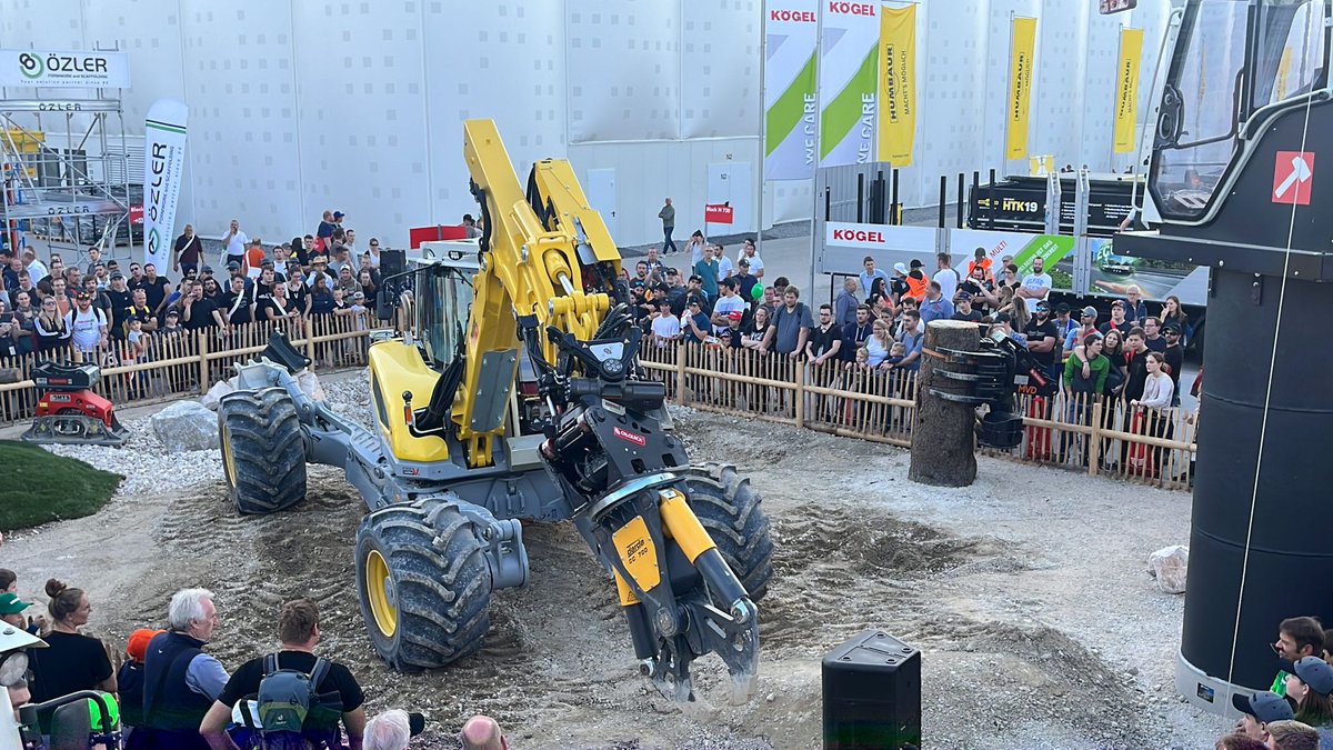 The last #MenziMuck demo show of #bauma2022 is underway. 7 days, 40 shows, thousands of visitors. Thanks to all who once again made it possible and to all our fantastic guests - see you next time!