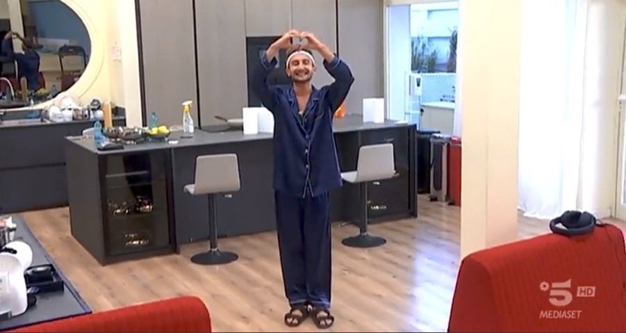 aurypink_'s tweet photo. RAMON CHE FA FIDANZARE GLI ALTRI MA LUI NON SI FIDANZA È PROPRIO MEEEEEE
#Amici22 https://t.co/wqawEOx06P