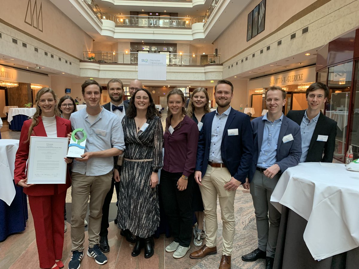 Gratulation an die Ehrenpreisträgerin Myriam Rapior von der <a href="/BUNDjugend/">BUNDjugend</a> zum Ehrenpreis beim #uwp22 der <a href="/umweltstiftung/">DBU</a>