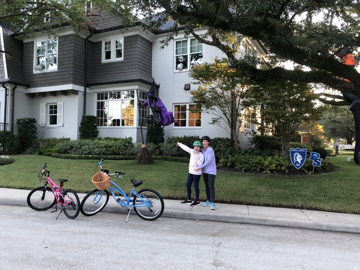 Lovely early morning bike ride with <a href="/Catic_Lab/">Andre Catic</a> and our girl to check out the neighborhood #Halloween decorations! #Halloween2022