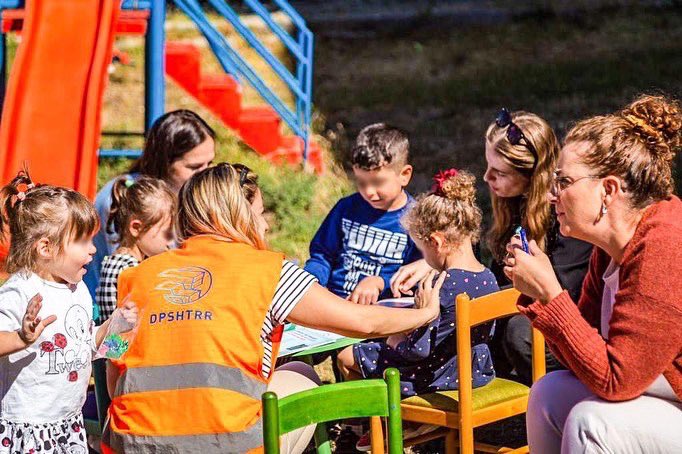 dpshtrr's tweet photo. ❤️ 🈴 Në Shtëpinë e Foshnjes, Vlorë, organizuam një orë edukative mbi Sigurinë Rrugore. 🥰 Fëmijë të grupmoshave të ndryshme, mësuan përmes argëtimit, lojërave dhe librave të përshtatur për ta, normat dhe rregullat bazë të përdorimit të rrugës.🚦🚸 👧👦 https://t.co/5unYA84p3C