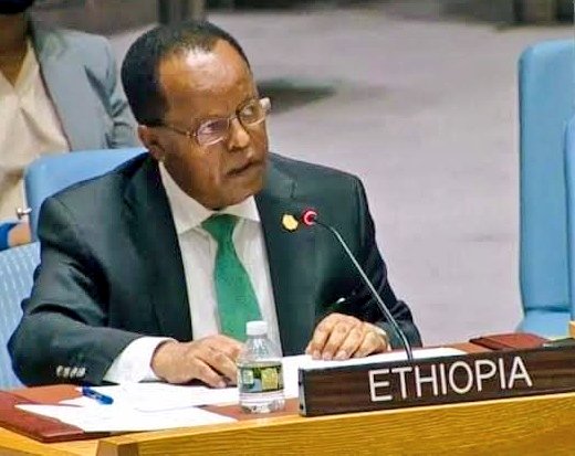 hananhanuni's tweet photo. ብሄራዊ ጀግናችን 🇪🇹
አምባሰደሩ ንግግርን ያውቁበታል፣ እንግሊዝኛ ቋንቋን ይቀኙበታል ፣ የታሪካዊ ጠላቶቻችንን አስቀድሞ ይዘው የሚመጡትን አጀንዳ ስለሚያውቁባቸው ምዕራባውያንን በቃላት መዶሻ አናታቸውን መቀጥቀጥ የዘወትር ተግባራቸው። @TayeAtske https://t.co/9HbK4tHYDJ