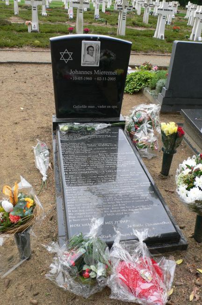 IRT_DELTA's tweet photo. Op 2-11-2005 wordt #JohnMieremet in Thailand geliquideerd twee dagen na de moord op zijn advocaat #EvertHingst Hoewel Mieremet begin 2000 samen met #SamKlepper twee graven naast elkaar heeft gereserveerd op #SintBarbara in #Amsterdam wordt hij op 15-11-2005 te Neerpelt begraven https://t.co/fnRgLaIaGH