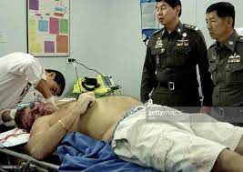 IRT_DELTA's tweet photo. Op 2-11-2005 wordt #JohnMieremet in Thailand geliquideerd twee dagen na de moord op zijn advocaat #EvertHingst Hoewel Mieremet begin 2000 samen met #SamKlepper twee graven naast elkaar heeft gereserveerd op #SintBarbara in #Amsterdam wordt hij op 15-11-2005 te Neerpelt begraven https://t.co/fnRgLaIaGH