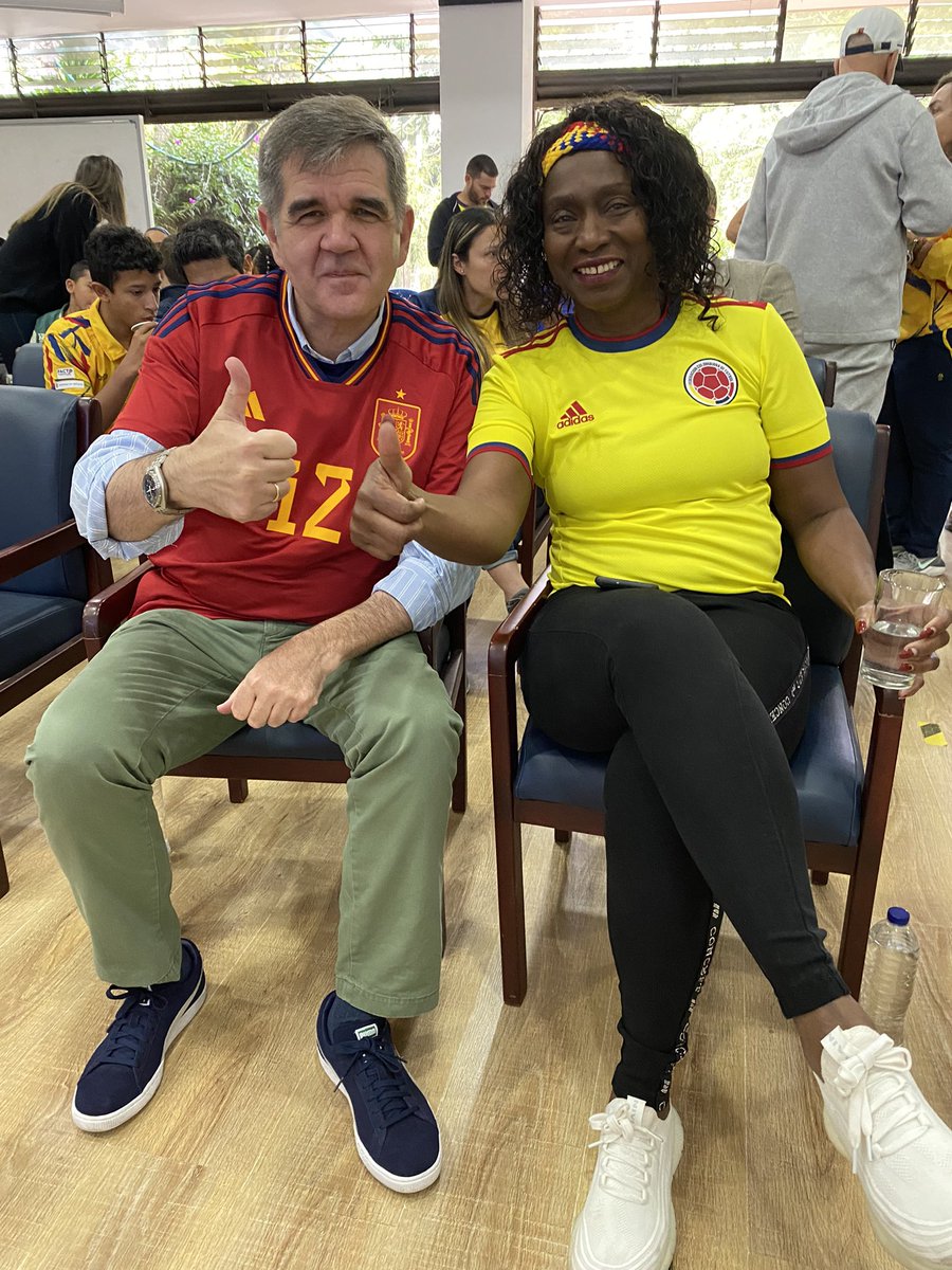 UrrutiaOcoro's tweet photo. Ya estamos listos junto a nuestro Excelentísimo señor Embajador de España @JAL_1966 para disfrutar de la gran final del mundial Sub 17 🇨🇴 Vs. 🇪🇸 vamooosss 👏 https://t.co/zaY5UCQFdh