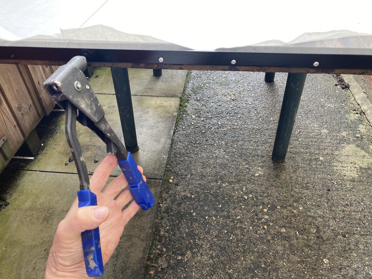 classiccarguru1's tweet photo. As it’s project day folks &amp; although I wasn’t in the garage this morning I’ve still #imagineered a little acrylic sheet cover &amp; retaining angle frame for the side gate to my carport (after sorting a radius😉)
It’s a stealth barrier for restricting driving rain onto the car👍
😎 https://t.co/OPMa9fry0w