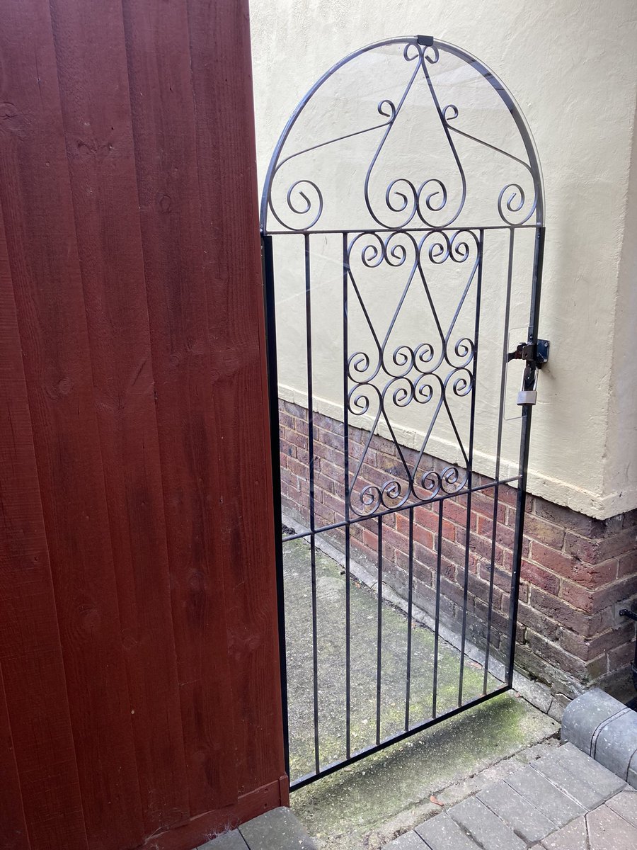 classiccarguru1's tweet photo. As it’s project day folks &amp; although I wasn’t in the garage this morning I’ve still #imagineered a little acrylic sheet cover &amp; retaining angle frame for the side gate to my carport (after sorting a radius😉)
It’s a stealth barrier for restricting driving rain onto the car👍
😎 https://t.co/OPMa9fry0w