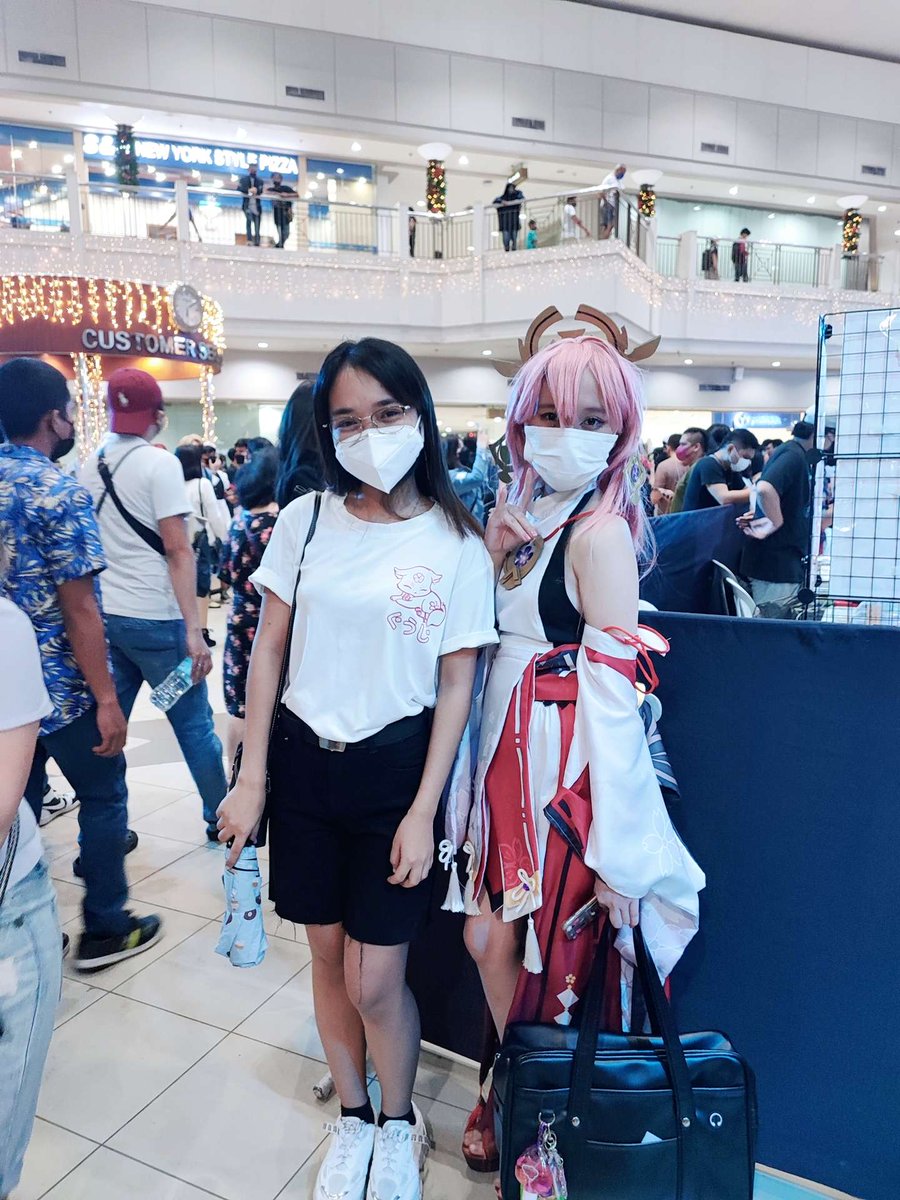 SincerelyShinne's tweet photo. Omfg I got tot ake a pic with Yae~ ✨🌸 https://t.co/vJpoQlrCkX