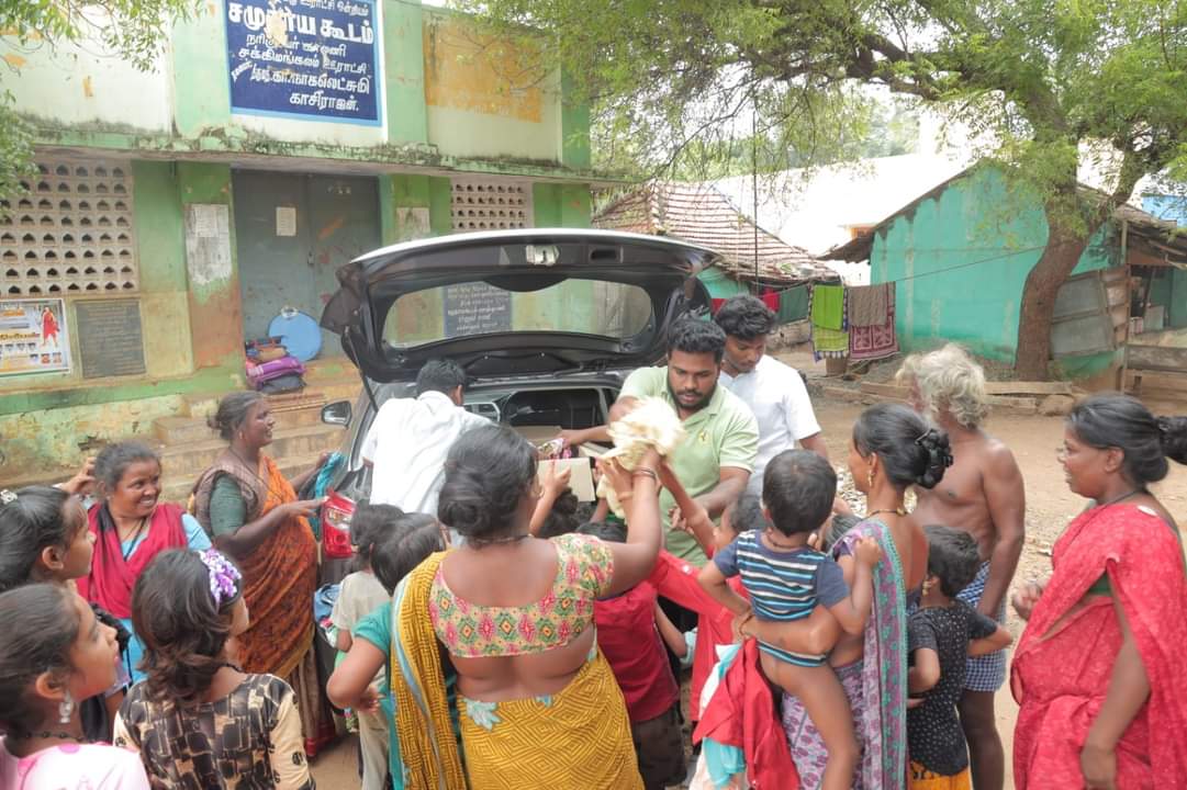 Anna1Surya's tweet photo. • நம் அன்பு அண்ணன் சூர்யா தேசிய விருது பெற்றதை கொண்டாடும் வகையில் மதுரை சக்கிமங்கலம் பகுதியில் உள்ள  குழந்தைகளுக்கு மதுரை மாநகர் மாவட்ட சூர்யா தலைமை நற்பணி இயக்கம் சார்பாக புத்தாடை வழங்கப்பட்டது!! Suriya Sivakumar 🙏❤️

Rajsekar Pandian  #SooraraiPottru https://t.co/LlJyHq4vNq
