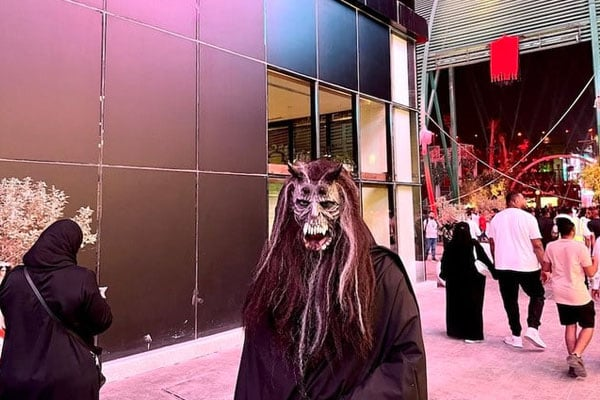 fatiha_gull's tweet photo. Halloween was also celebrated in Saudi Arabia

The event, held for the first time in Saudi history, concluded with fireworks, excellent sound effects and spooky decorations.

pic no. 4 https://t.co/vZ9OaWbiW8