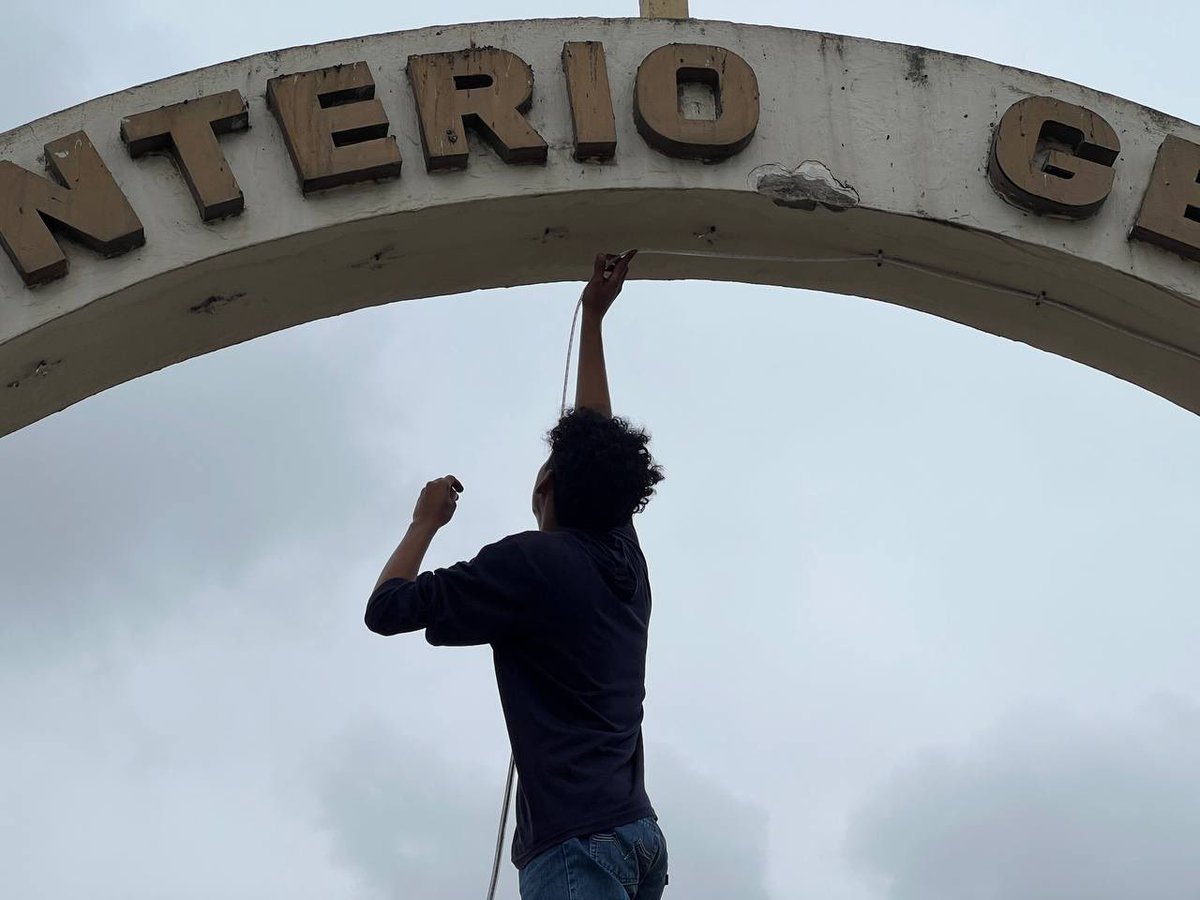 CEMENTERIO #LAiluminación 

Continuamos con la intervención en el cementerio general iluminándolo con el cambio de 22 reflectores a tecnología led, los mismos que se instalaron en cuatro torres. Adicionalmente, se hizo la instalación de la luz LED en la Cruz Mayor, así como en