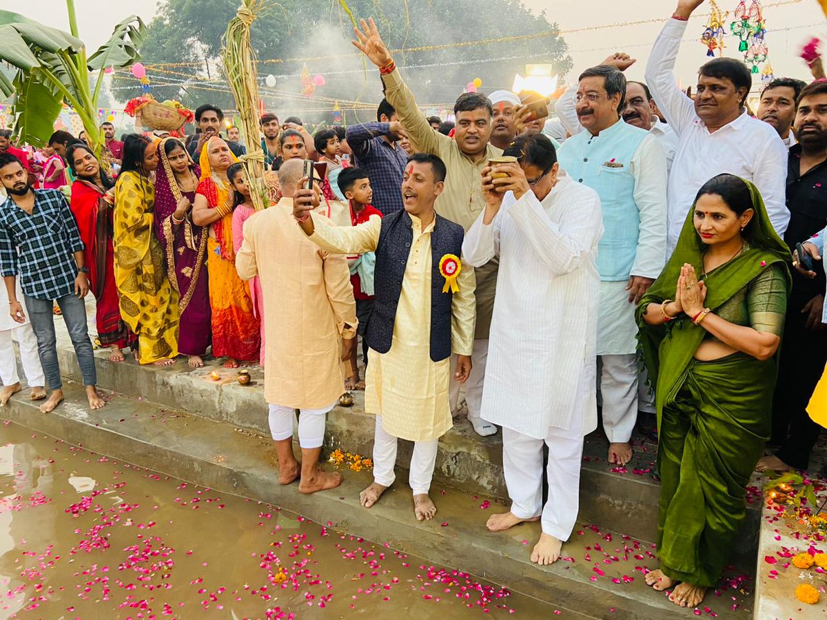 OPDhankar's tweet image. महापर्व छठ पूजा के अवसर पर गुरुग्राम में आयोजित विभिन्न कार्यक्रम में रहना हुआ।आज संध्याकाल में सूर्यदेव को पहला अर्ध्य दिया जा रहा है। डूबता सूरज इंसान को ये संदेश देता है कि, आज भले ही वो डूब रहा है, लेकिन कल ये फिर नए जोश के साथ फिर निकलेगा।