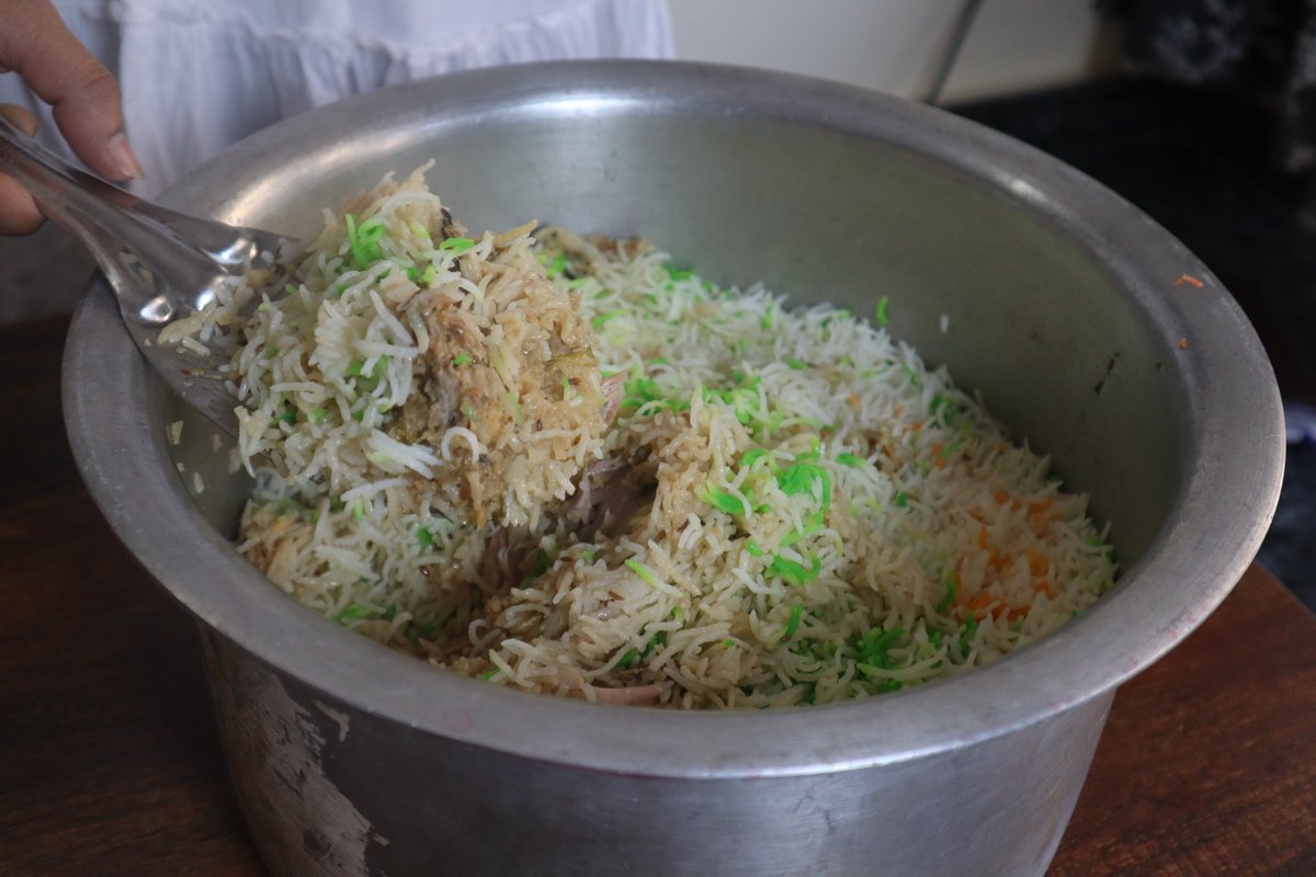ZCookhouse's tweet image. Learn from Bawarchi how to cook White Chicken Biryani step by step in Hindi .
Full video available with recipe
youtu.be/s99pnOhet0s
#chickenbiryanirecipe #whitechickenbiryani #bawarchicooking #biryanirecipe #cookingrecipe #zainabcookhouse