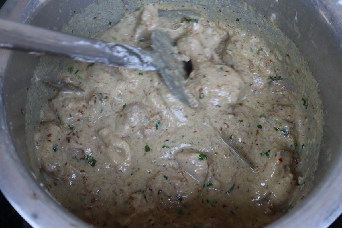 ZCookhouse's tweet image. Learn from Bawarchi how to cook White Chicken Biryani step by step in Hindi .
Full video available with recipe
youtu.be/s99pnOhet0s
#chickenbiryanirecipe #whitechickenbiryani #bawarchicooking #biryanirecipe #cookingrecipe #zainabcookhouse