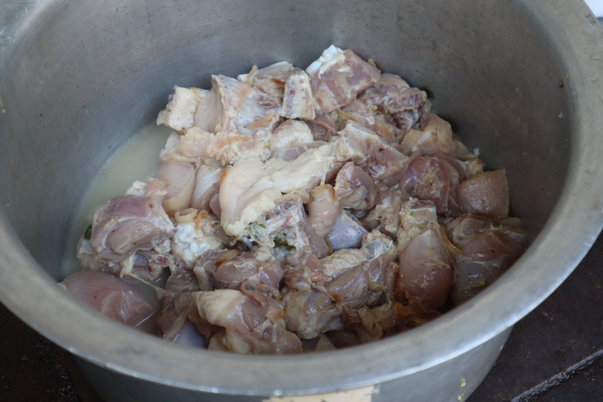 ZCookhouse's tweet image. Learn from Bawarchi how to cook White Chicken Biryani step by step in Hindi .
Full video available with recipe
youtu.be/s99pnOhet0s
#chickenbiryanirecipe #whitechickenbiryani #bawarchicooking #biryanirecipe #cookingrecipe #zainabcookhouse