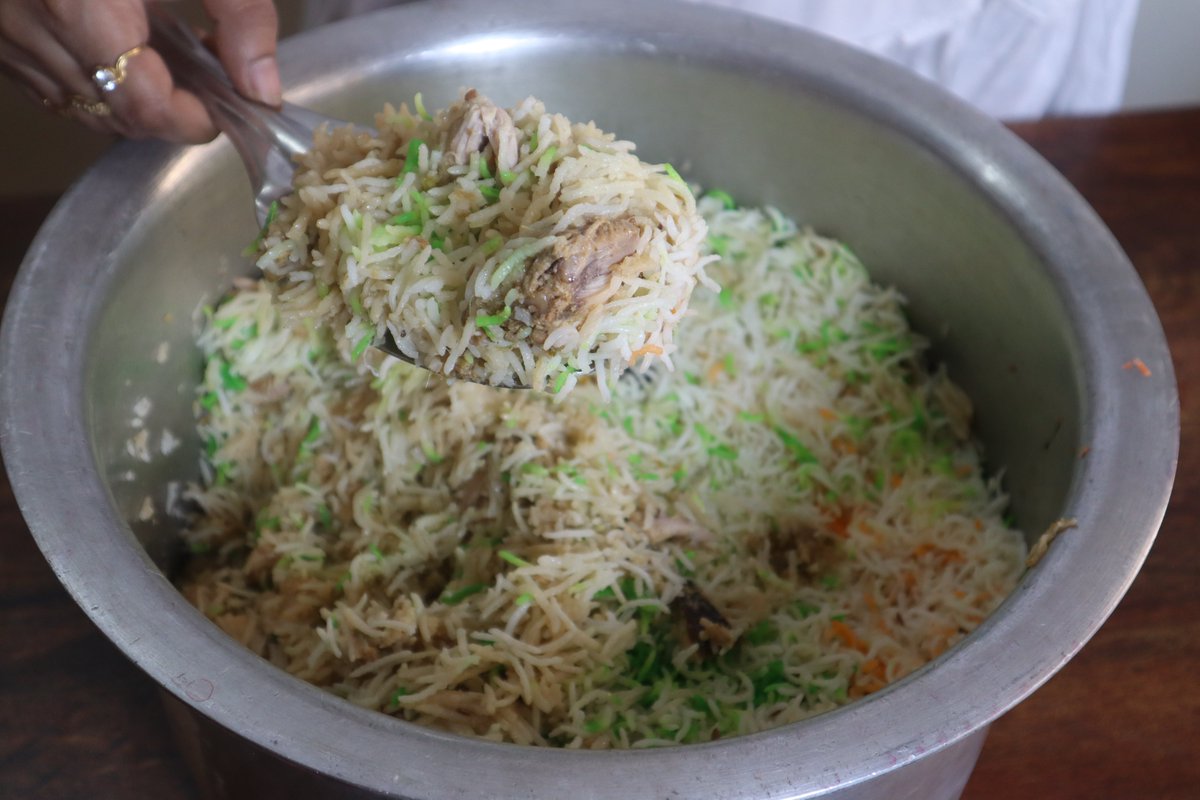 ZCookhouse's tweet image. Learn from Bawarchi how to cook White Chicken Biryani step by step in Hindi .
Full video available with recipe
youtu.be/s99pnOhet0s
#chickenbiryanirecipe #whitechickenbiryani #bawarchicooking #biryanirecipe #cookingrecipe #zainabcookhouse