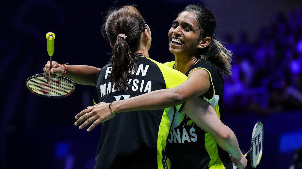 MyKitaboleh's tweet photo. Angkat tangan untuk 𝐉𝐔𝐀𝐑𝐀 kita! 🙌🏻 Pearly &amp; Thinaah berjaya menundukkan juara dunia untuk meraih kejayaan pertama Super 750 mereka. Mantap lah! 🔥 #BWFWorldTour https://t.co/Ww7MkP63k1