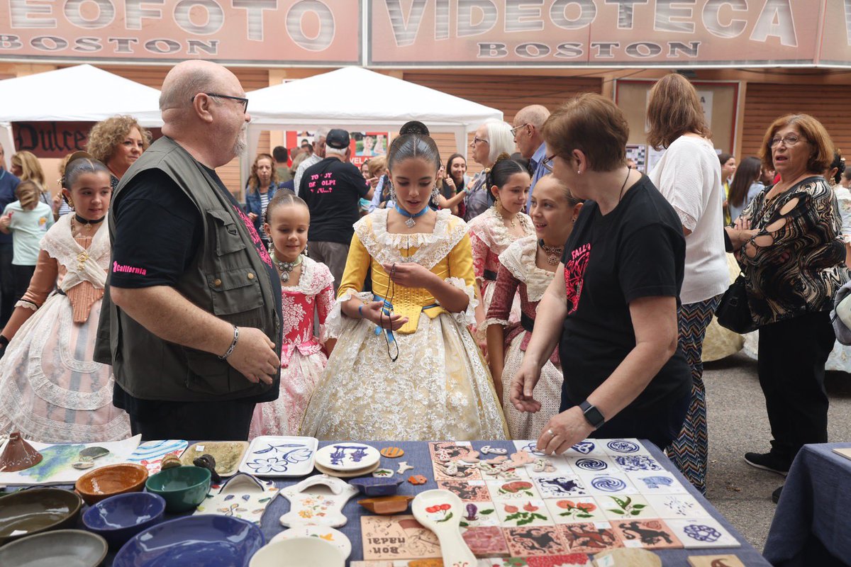 JCF_Valencia's tweet photo. 💚 La #SolidaritatFallera no para i hui hem visitat el mercat solidari a favor de l’Associació Espanyola contra el Càncer (@ContraCancerEs) a #Burjassot.
#Falles23 https://t.co/lnWXJRYL3X