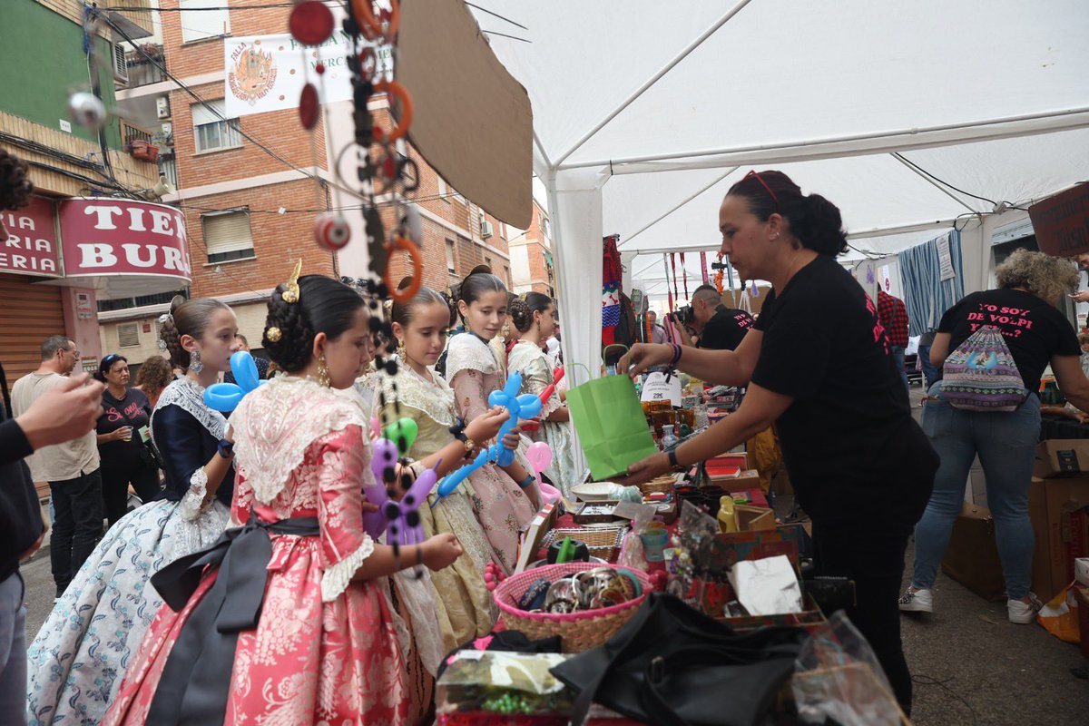 JCF_Valencia's tweet photo. 💚 La #SolidaritatFallera no para i hui hem visitat el mercat solidari a favor de l’Associació Espanyola contra el Càncer (@ContraCancerEs) a #Burjassot.
#Falles23 https://t.co/lnWXJRYL3X