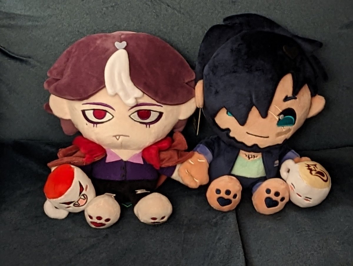 Got my Gala & Hyde plushies yesterday and was DELIGHTED to learn that they can hold hands! 🥹🥰 @coffeetalk_game I LOVE THEMMMM!!! ❤️❤️❤️