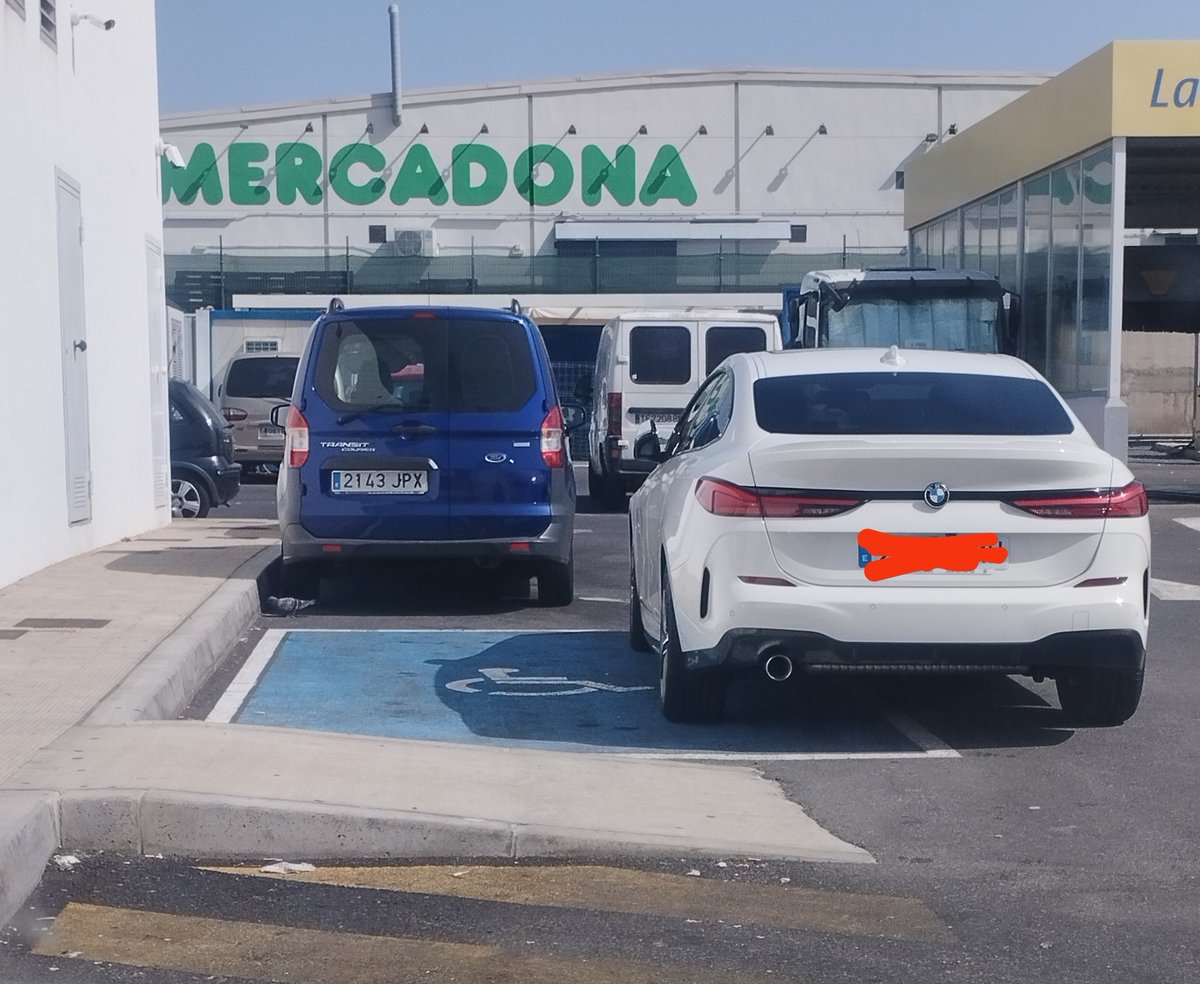 El BMW de Schrödinger.

Está mal aparcado porque está ocupando un sitio reservado para discapacitados pero está bien aparcado porque está ocupando un sitio reservado para discapacitados.