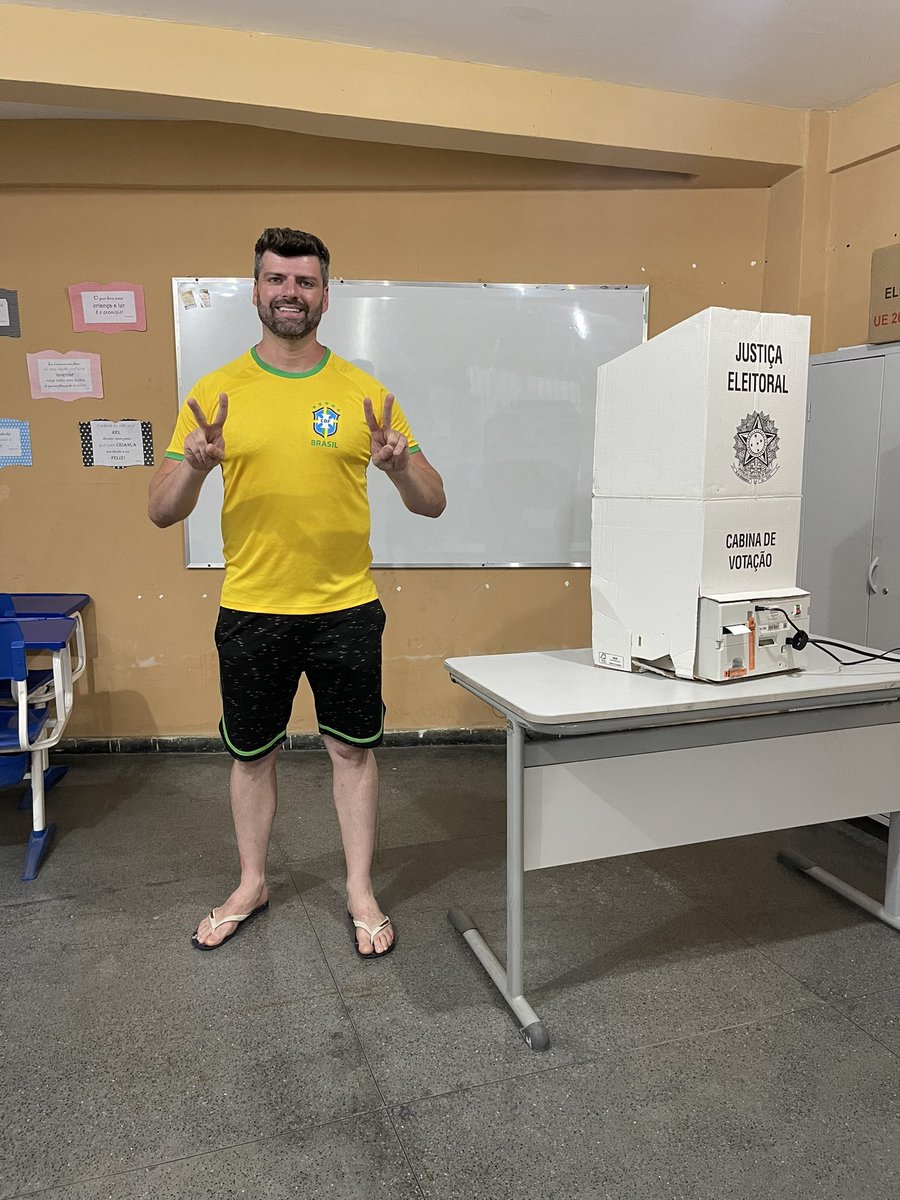 leo_andraderio's tweet photo. Dentro de alguns minutos veremos a primeira virada em uma eleição presencial da história do Brasil.
#BolsonaroReeleito2️⃣2️⃣ https://t.co/tESFnfy09h