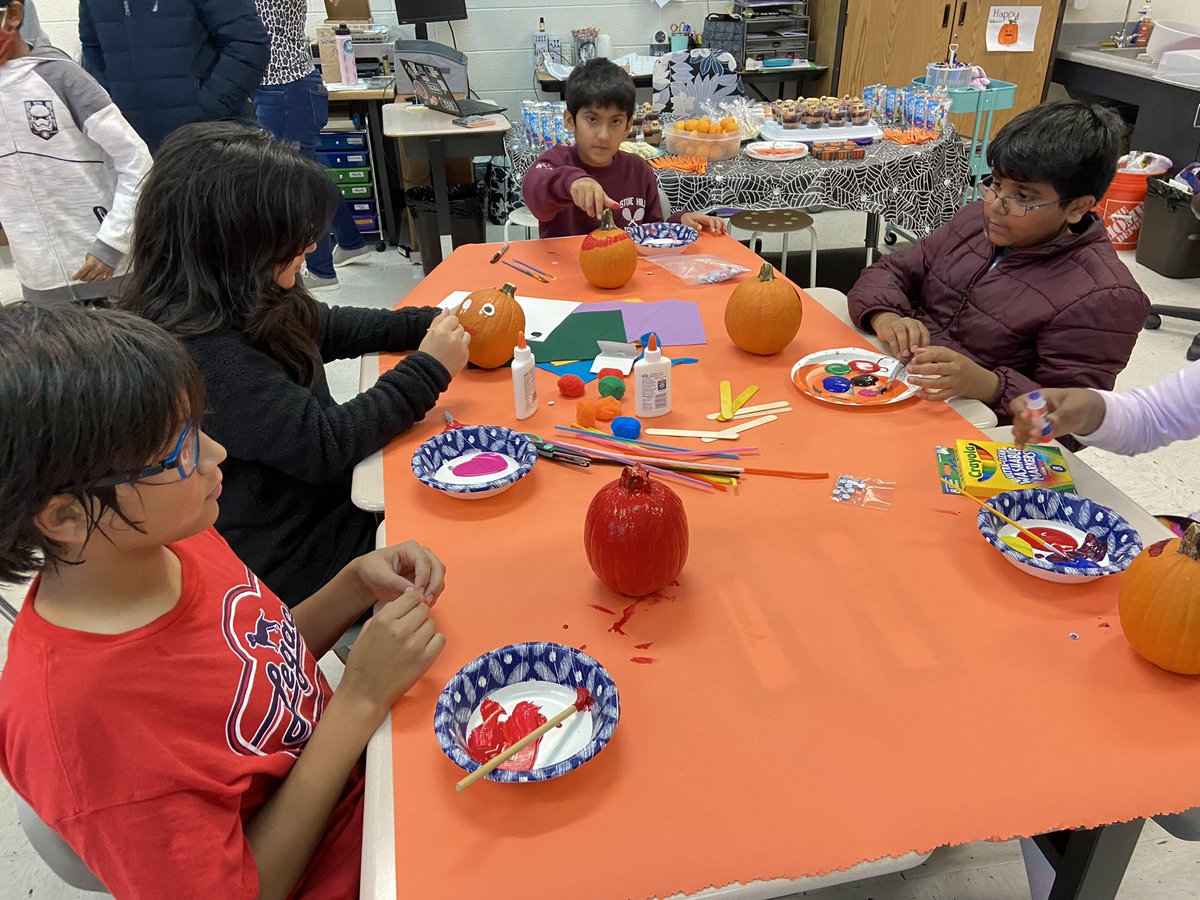 agmteach's tweet photo. Such a fun, fall party in fifth grade! https://t.co/Zh8BwHi7C4