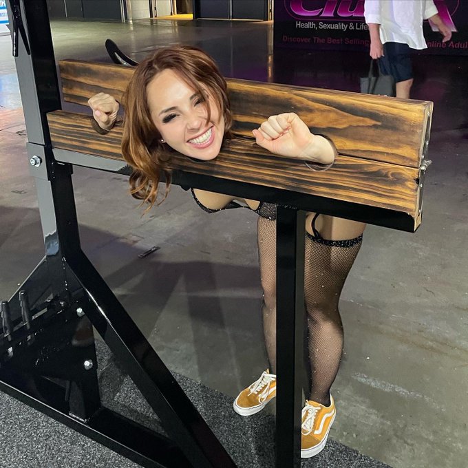 Nova Hawthorne’s pics and videos