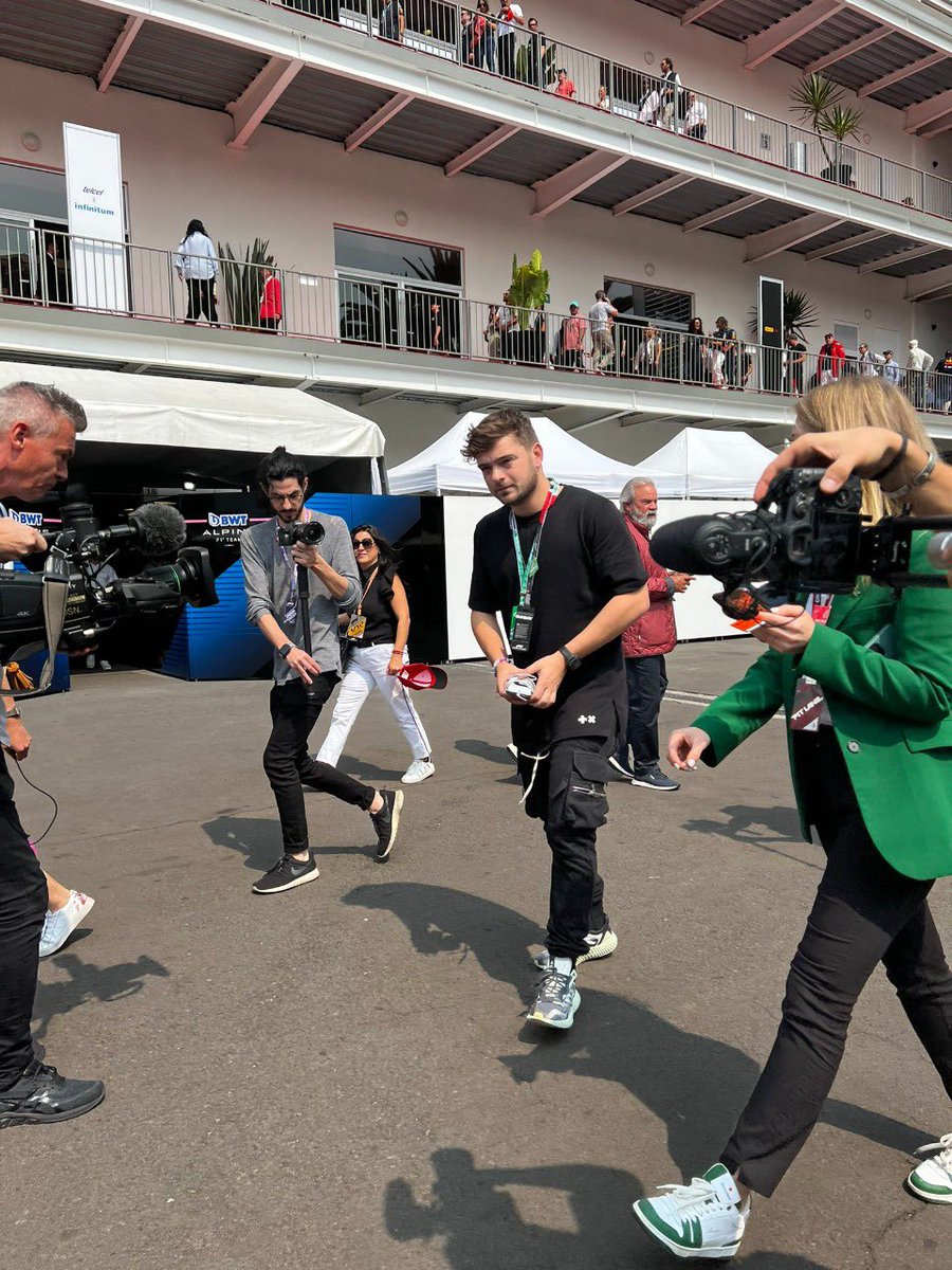 majomontemayor's tweet photo. 🙌 @MartinGarrix ya llegó a México 🇲🇽 en donde tocará un set especial
Después del Gran Premio de México en la fórmula 1. 🏎🏁

#Formula1 #GranPremioDeMéxico https://t.co/V1CACstbD4