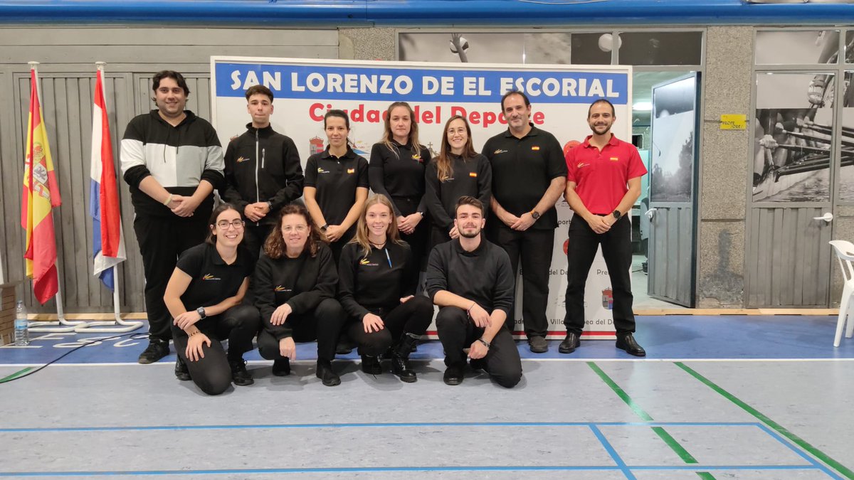 🕵️‍♀️ Y un torneo de estas características no se podría celebrar sin los árbitros.

👍 Enhorabuena al colectivo arbitral de <a href="/BadmintonMadrid/">🏸 Bádminton Madrid</a> por el excelente trabajo realizado en este Máster Nacional de #SanLorenzoDeElEscorial.

#Arbitros #TheBest