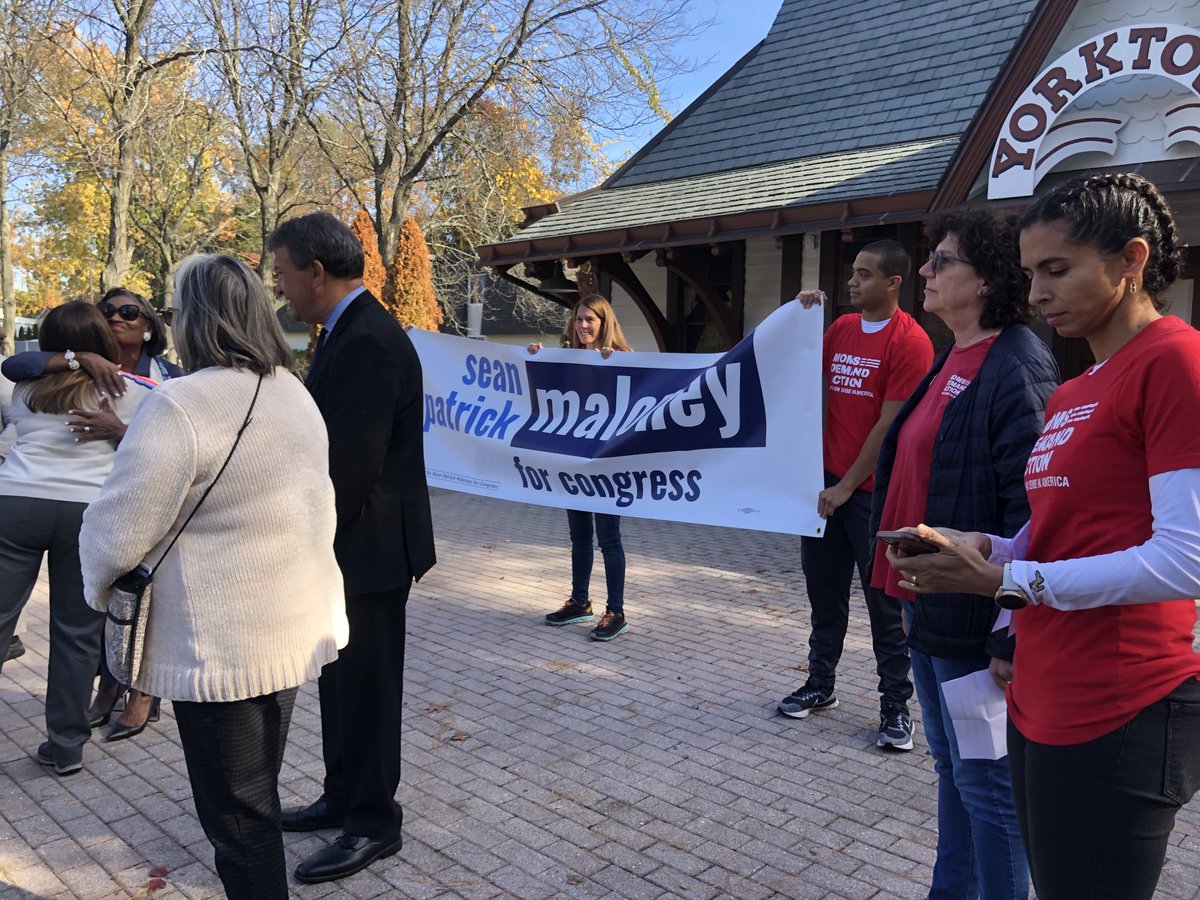 shellik5's tweet photo. @momsdemand Westchester vols &amp; ⁦@Nycd16Indivis⁩ getting vote out for @GovKathyHochul @spmaloney ⁦@SenatorHarckham⁩ @AndreaSCousins in Yorktown. Survivor @AMPentz shared about the loss of her brother Luc to firearm suicide 🧡#momsareeverywhere #gotv  #weekendofaction https://t.co/CFsVQLENzj