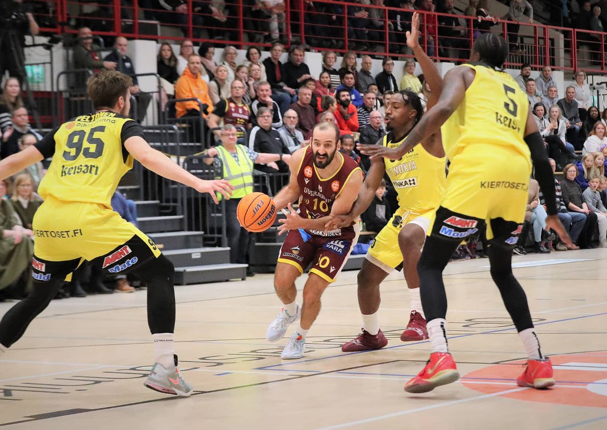 jalkipelinet's tweet photo. Tunnelma on palanut Pohitulliin – Bojan Sarcevicin johdolla Korihaista on tullut taisteleva joukkue.
https://t.co/U92kDa2JKr
#Korisliiga #uraperhe #urabasket #MeidänJoukkue #Susijengi #kristikaturku #Korihait #Uusikaupunki https://t.co/E92EfqtEpG