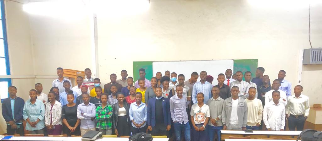DUSAF12's tweet photo. Kuri uyu wa 30 Ukwakira 2022 Abayobozi Bose ba #DUSAF bakoze inama rusange yabereye muri @UR_Huye, barebeye hamwe uburyo ibikorwa bikorerwa hirya no hino Mugihugu byasubukurwa, n'uburyo gahunda yiswe #one_coin yatangira gushyirwa mubikorwa.  @gatjmv @HuyeDistrict @UrsuHuye https://t.co/QUdZPnaunK