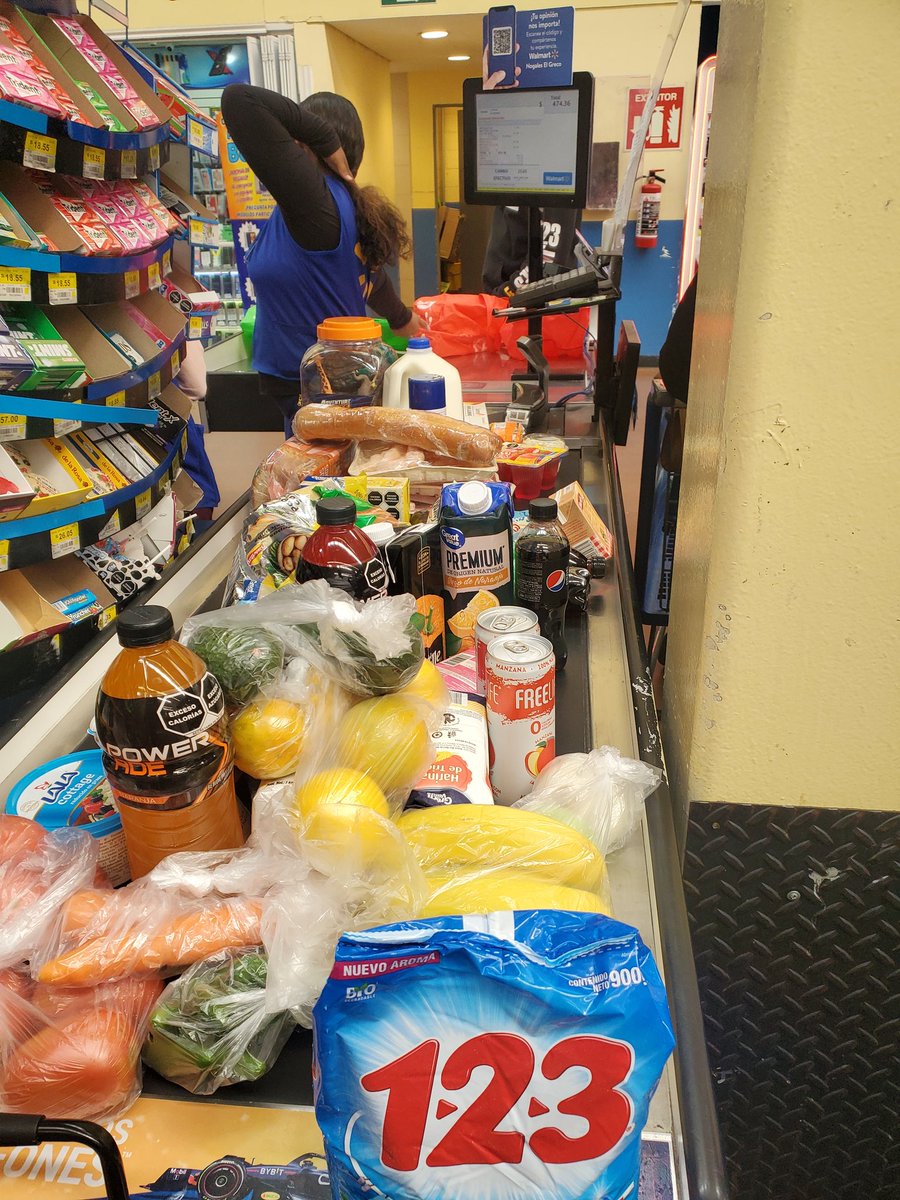 darthkoz's tweet photo. @WalmartMexico en Nogales Sonora 3 cajas abiertas en domingo a medio día y aquí ya van 15 minutos detenidos con caja bloqueada https://t.co/DJ2lQj1xhd
