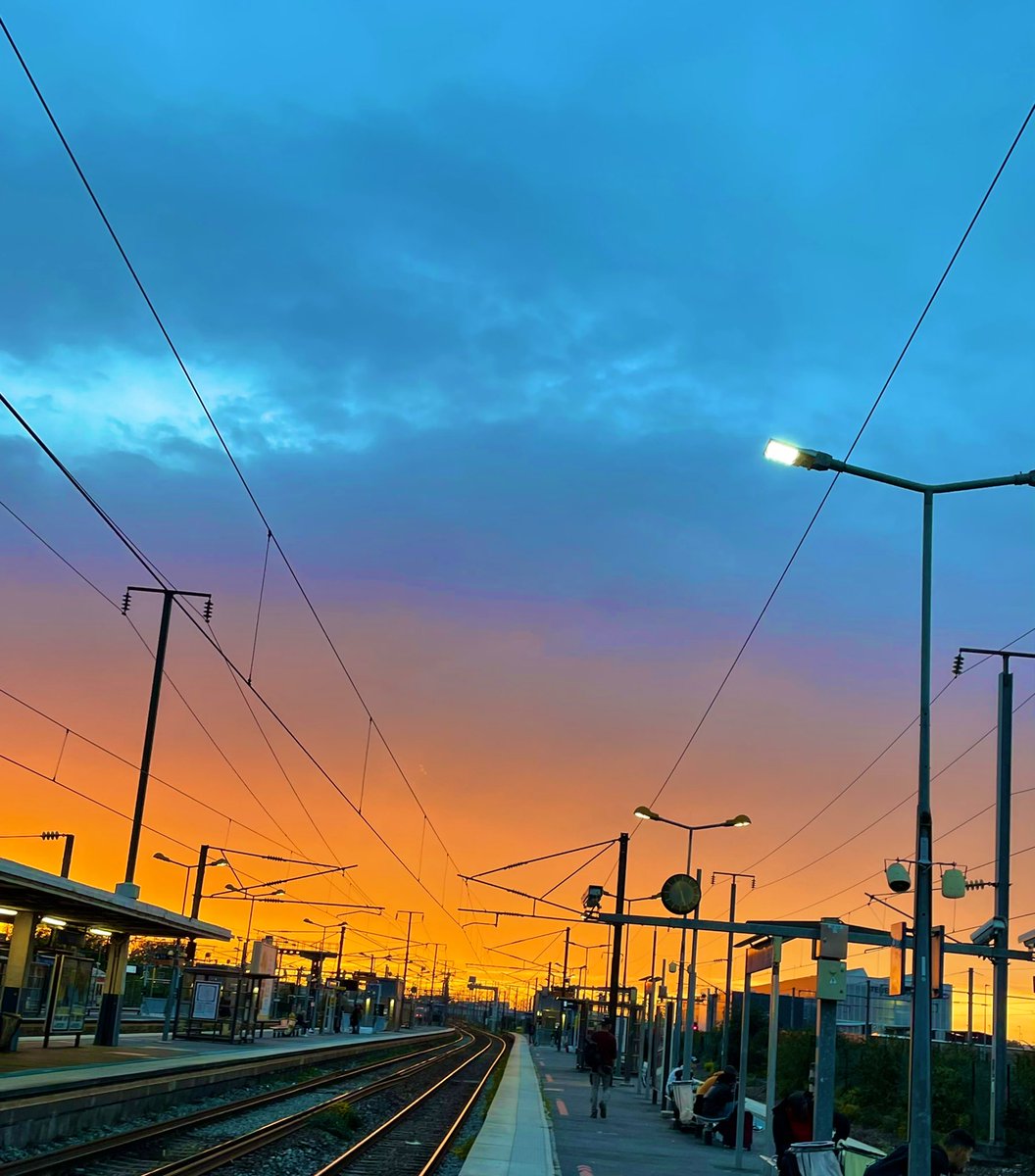 Parisienne_7501's tweet photo. Sunday night … @RATPgroup @visitparisreg @VisitParisIdf @so_tourisme @Paris_all_about @VIParis @jmlpyt #sunsetinparis #sunset #paris #visitparis #paris #Travel #train #tourisme #nofilter https://t.co/rbfWMtEWzm