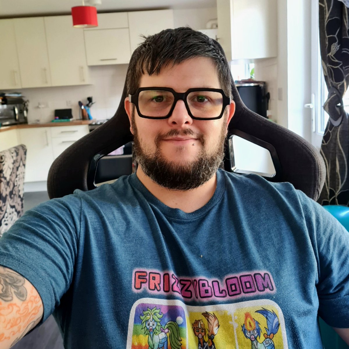 Frizzybloom tweet media